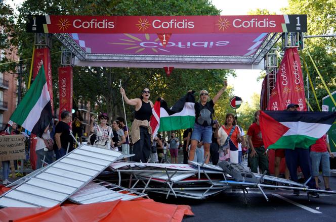 المتظاهرون بروبستينيين تحت اللهب الأحمر من آخر كيلومتر من المرحلة الحادية والعشرين من فويلتا ، في 14 سبتمبر 2025 في مدريد.