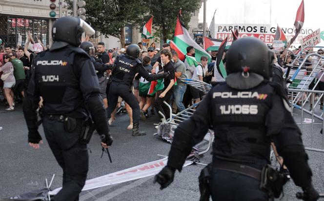 أجبرت الاشتباكات بين الشرطة والمتظاهرين الدفاع عن فلسطين منظمي السباق على التخلي عن 21ᵉ والمرحلة الأخيرة من Vuelta 2025 في مدريد في 14 سبتمبر 2025. 