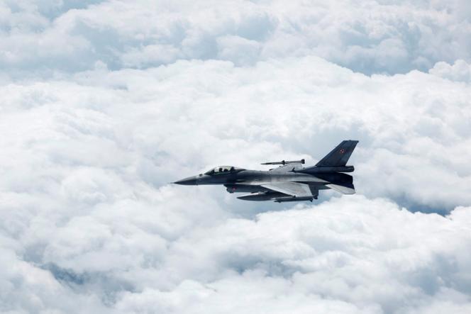 طائرة قتال F-16 من القوات الجوية البولندية خلال مظاهرة لقدرات جوية الناتو لتأمين المناطق الشمالية والشمالية الشرقية من التحالف في يوليو 2023.