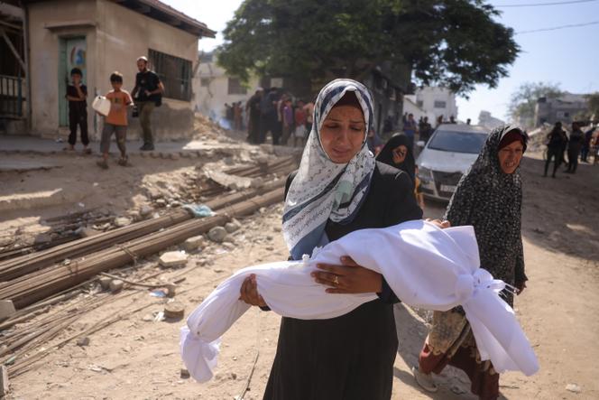 يحمل الفلسطيني جثة طفل أمام مستشفى شيفا في غزة في 29 أغسطس 2025.