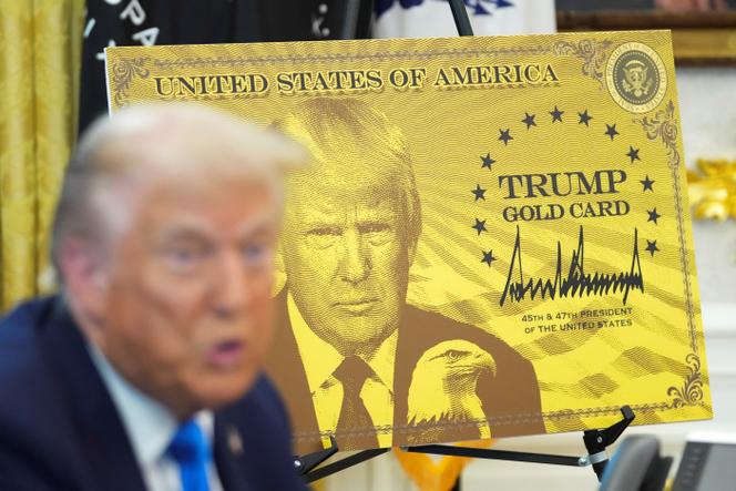 يتم التعبير عن الرئيس دونالد ترامب في مكتب البيت الأبيض البيضاوي ، بالقرب من علامة 