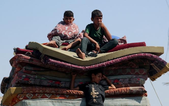يفر الفلسطينيون شمال غزة بسبب عملية عسكرية إسرائيلية في 16 سبتمبر 2025. 