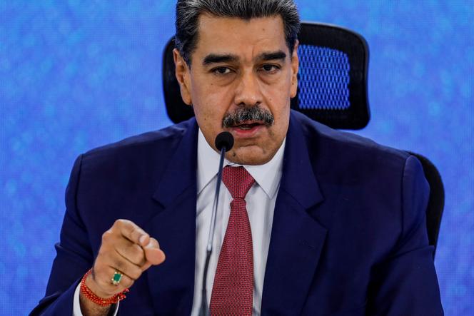 نيكولاس مادورو في مؤتمر صحفي ، بعد أيام قليلة من الإعلان عن أن فنزويلا ستنشر القوات العسكرية والشرطة والقوات المدنية على 284 