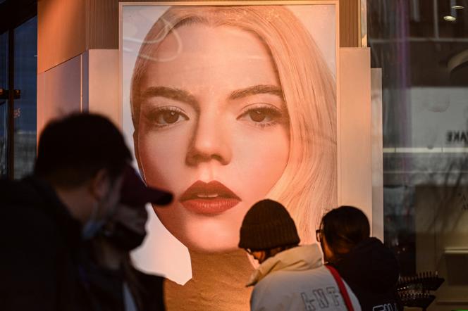 أمام علامة إعلانية لـ Dior في مركز للتسوق ، في بكين ، 28 ديسمبر 2024.