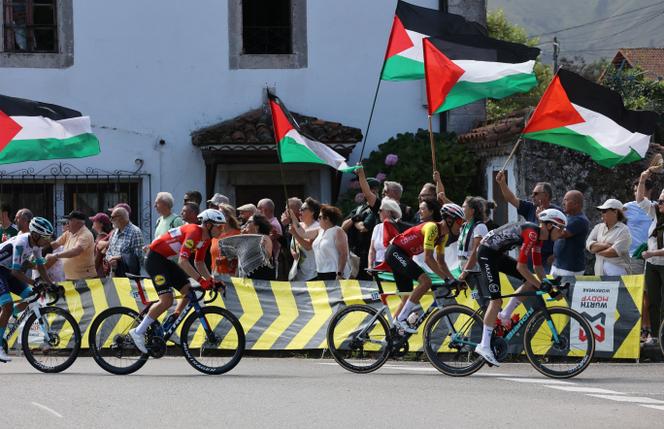 يجتمع Coureurs مع المتظاهرين بروبستينيين خلال مرحلة 13ᵉ من جولة إسبانيا ، في كابيزون دي لا سال ، في إسبانيا ، في 5 سبتمبر 2025.