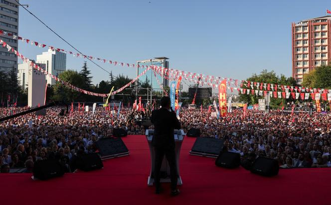 Özgür Özel ، زعيم حزب الشعب الجمهوري ، حزب المعارضة التركي الرئيسي ، خلال مظاهرة لحزبه ، في أنقرة ، في 14 سبتمبر 2025.