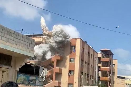 تُظهر لقطة مقطعية مقطع فيديو هذه الثانية من بين المقذقين الذين تعادلهم الجيش الإسرائيلي في تتابع سريع على درج خارج مستشفى ناصر ، بعد دقائق قليلة من سلسلة من الهجمات الأولى التي ضربت المبنى في خان يونز ، في قطاع غزة ، في 25 أغسطس 2025.