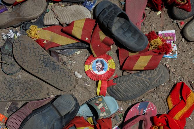 شارة مع صورة فيجاي ، الممثل والسياسي ، في خضم الأحذية وغيرها من الآثار الشخصية التي تخلى عنها المشاركين في تجمع حملة انتخابية ، في منطقة كارور ، في تاميل نادو ، الهند ، 28 سبتمبر 2025.