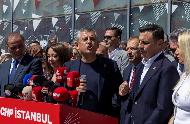 يتحدث زعيم حزب المعارضة الرئيسي ، حزب الشعب الجمهوري (CHP) ، أوزجور أوزيل ، أمام مكتب حزبه في إسطنبول ، تركيا ، 3 سبتمبر 2025.