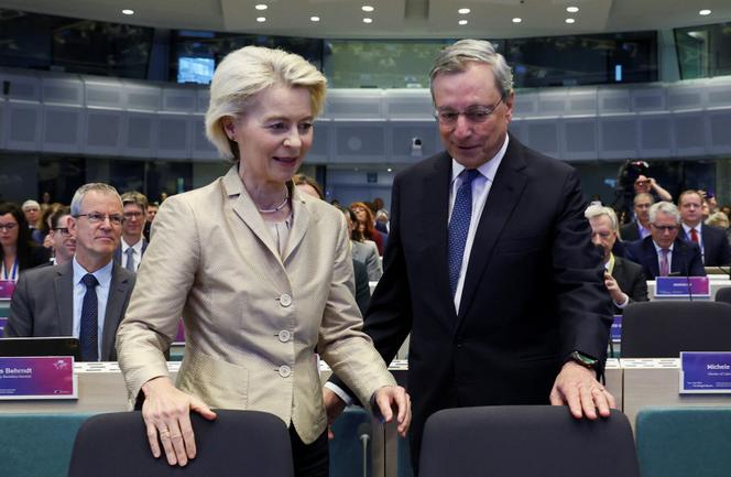 الرئيس السابق للبنك المركزي الأوروبي (ECB) ، ماريو دراجي ، ورئيس المفوضية الأوروبية ، أورسولا فون دير لين ، في بروكسل ، 16 سبتمبر 2025.