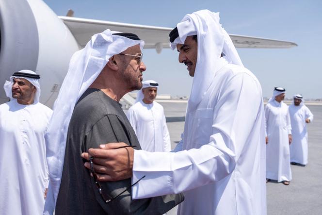 أمير قطر ، تشيخ تريم بن حمد آل ثاني (يمين) ، يرحب برئيس الإمارات العربية المتحدة ، محمد بن زايد ، في الدوحة ، 10 سبتمبر 2025.