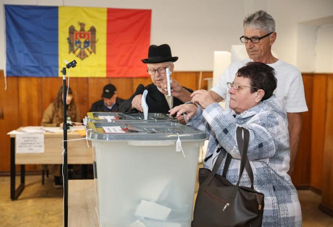 في محطة اقتراع في Chisinau (Moldova) ، خلال الانتخابات التشريعية ، في 28 سبتمبر 2025.