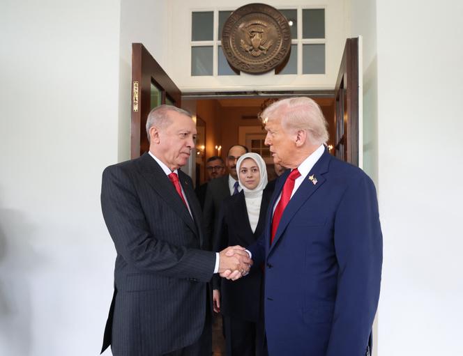 الرئيس دونالد ترامب ، مع الرئيس التركي رجب طيب أردوغان ، بعد اجتماع في البيت الأبيض في واشنطن في 25 سبتمبر 2025. 
