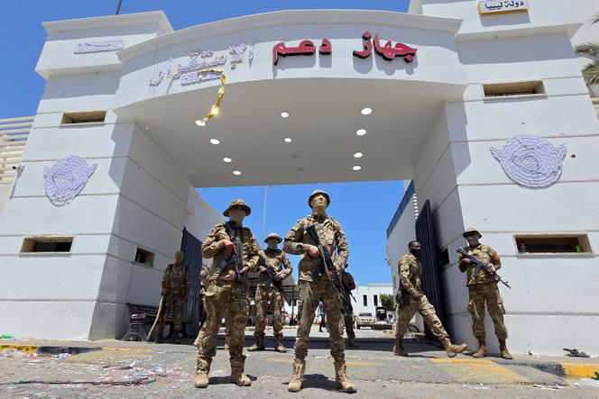 القوات المسلحة المخلصين لرئيس الوزراء الليبي عبد الحميد ديبا ، أمام مبنى الشرطة ، في المنطقة الجنوبية من أبو سليم ، في طرابلس ، في 13 مايو 2025.