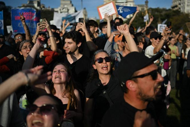 تجمع الآلاف من الناس أمام المؤتمر الوطني للاحتجاج على حق النقض ضد الرئيس الأرجنتيني ، خافيير ميلي ، في بوينس آيرس ، في 17 سبتمبر 2025. 