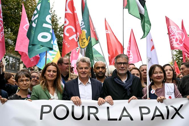 Marine Tondelier ، Fabien Roussel و Olivier Faure في قمة مظاهرة في باريس ، الأحد 21 سبتمبر 2025.