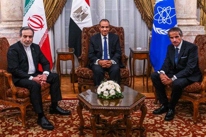 وزير الخارجية الإيراني ، عباس أراغتشي ، نظيره المصري ، بدر عبدتي ، ومدير الوكالة الدولية للطاقة الذرية ، رافائيل غروسي ، في القاهرة ، 9 سبتمبر 2025. 