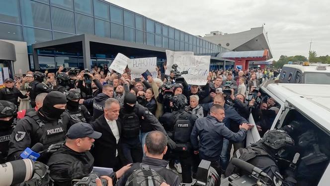 فلاديمير Plahotniuc خارج المطار عندما وصل إلى Chisinau ، مولدوفا ، 25 سبتمبر 2025.