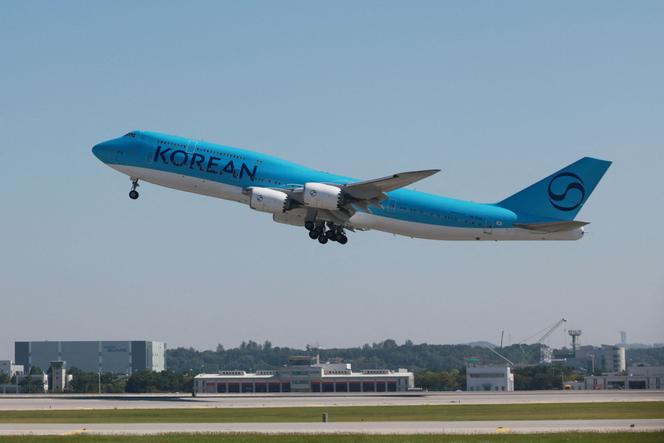 تنطلق طائرة بوينغ 747-8I التي تم تأجيرها بواسطة Air الكورية من مطار إنشون الدولي ، للولايات المتحدة ، في 10 سبتمبر 2025 ، لإعادة مئات العمال الكوريين الجنوبيين الذين تم اعتقالهم خلال عملية مكافحة الهجرة.