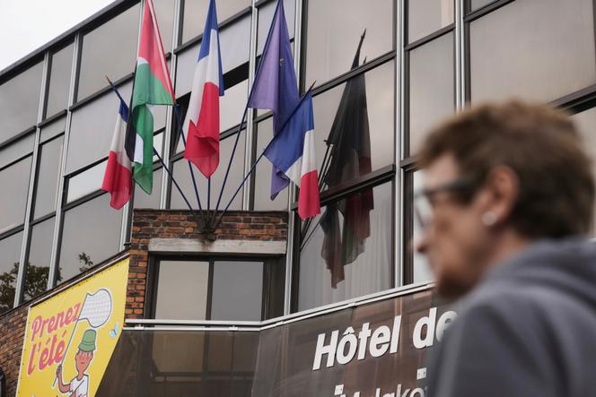 علم فلسطيني مع علبة فرنسا و L4Union الأوروبية ، على قاعة بلدة Malakoff (Hauts-de-seine) ، 21 سبتمبر 2025.
