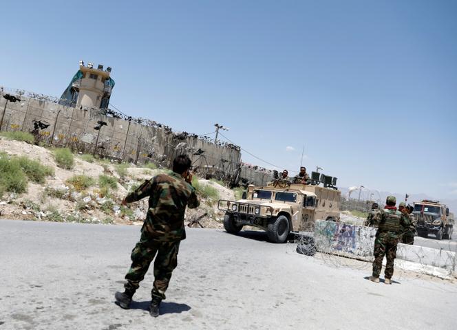 يلتزم الجنود الأفغانيون بنقطة تفتيش خارج قاعدة باغرام العسكرية في أفغانستان ، وهو اليوم الذي تركته فيه القوات الأمريكية الأخيرة في 2 يوليو. 