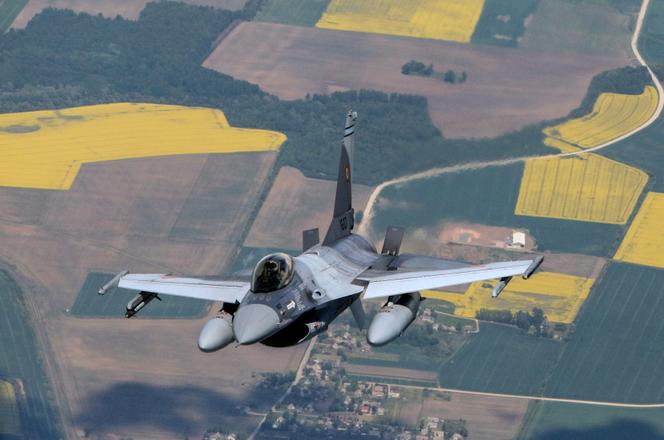 طائرة مقاتلة F-16 من جيش الجوية الرومانية أثناء عملية الناتو بالقرب من سيوليا (ليتوانيا) ، في مايو 2023.