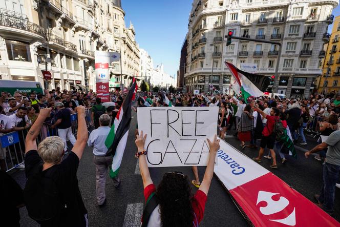يلوح المتظاهرون بروبستينيين براية وعلامات فلسطينية بعد غزو الشارع وأجبروا منظمي السباق على التخلي عن 21ᵉ والمرحلة الأخيرة من Vuelta 2025 ، في مدريد ، في 14 سبتمبر 2025.