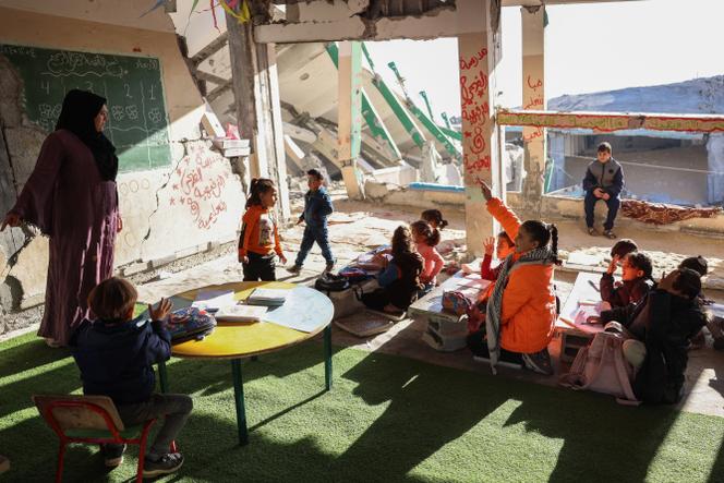 فصل دراسي تضرر للغاية في خان يونيس ، في قطاع غزة ، 12 أبريل 2024.