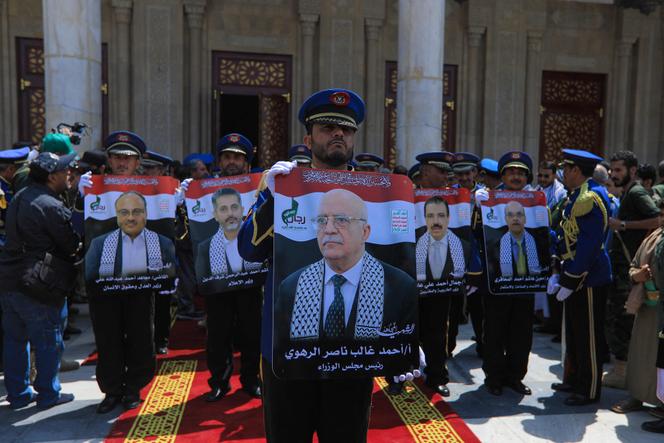 قام حارس الشرف اليمني بتصوير صور رئيس وزراء الحكومة اليمنية بقيادة الحوثيين ، أحمد غالب الرحاوي ، وغيره من المسؤولين ، الذين قتلوا خلال ضربة إسرائيلية قبل بضعة أيام ، خلال موكب جنازة في سانا ، في 1 سبتمبر 2025.