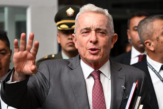 الرئيس الكولومبي السابق ألفارو أوريبي أمام المحكمة بعد محاكمته في بوغوتا في 10 فبراير 2025.