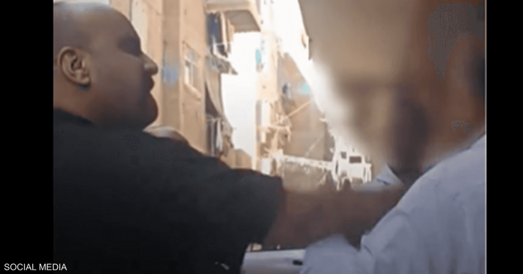 فيديو صادم.. الأمن المصري يتدخل في واقعة التعدي على رجل مسن