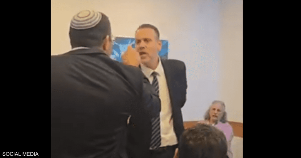 فيديو.. شجار حاد بين وزيرين إسرائيليين بسبب “توزيع المناصب”