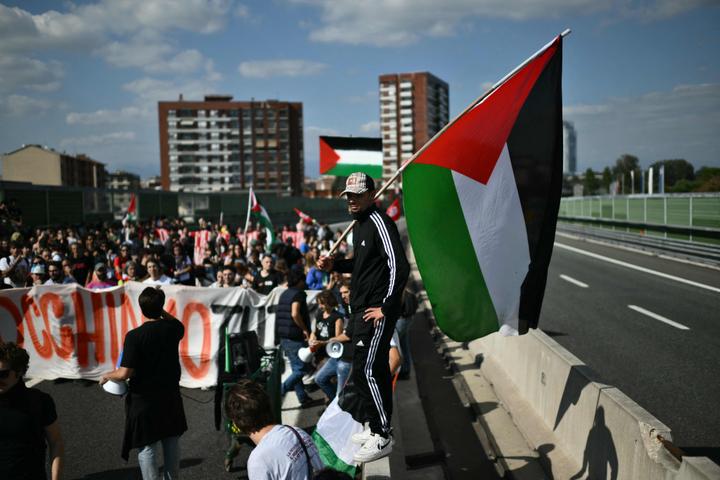 يمنع الطلاب المؤيدون للطلاب الباليسيتيين طريقًا أثناء مظاهرة تدين اعتراض العالم في العالم من قبل الجيش الإسرائيلي في تورينو ، إيطاليا ، 2 أكتوبر 2025.
