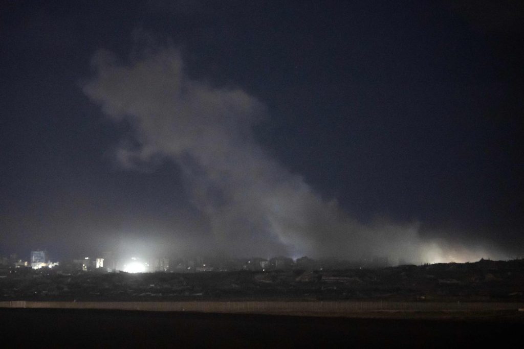 وتقصف إسرائيل قطاع غزة مما يزيد من إضعاف اتفاق وقف إطلاق النار