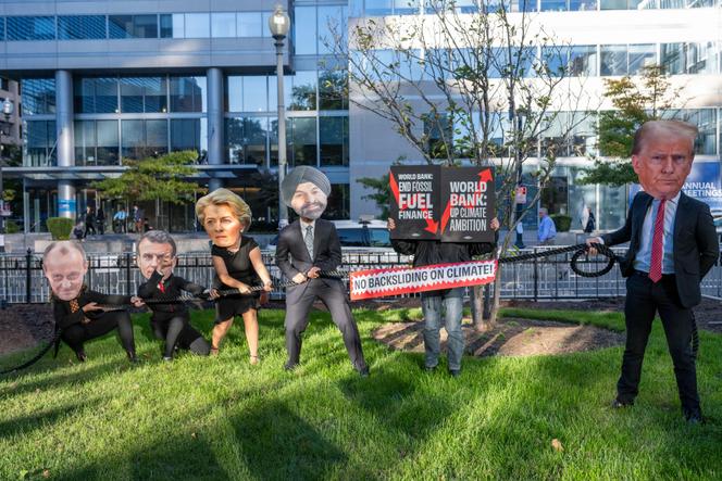 نشطاء المناخ خلال فعالية تدعو زعماء العالم للوقوف في وجه دونالد ترامب في الحرب ضد ظاهرة الاحتباس الحراري، أمام البنك الدولي، في واشنطن، 16 تشرين الأول/أكتوبر.