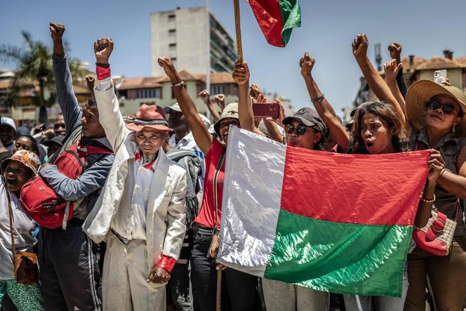متظاهرون في شوارع أنتاناناريفو، 14 أكتوبر 2025.