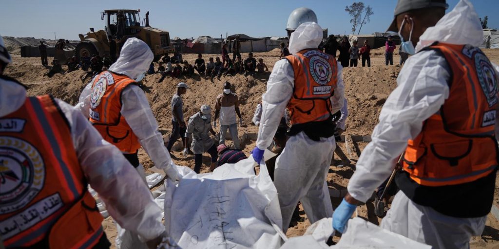 بث مباشر، غزة: الصليب الأحمر وحماس وفريق مصري يبحثون عن جثث الرهائن في القطاع الفلسطيني