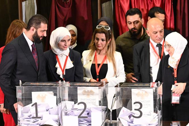 على اليسار ، يصوت الرئيس المؤقت أحمد الشارا ، في محطة اقتراع حيث يصوت أعضاء اللجان المحلية لتعيين البرلمان المستقبلي ، في دمشق ، في 5 أكتوبر 2025.