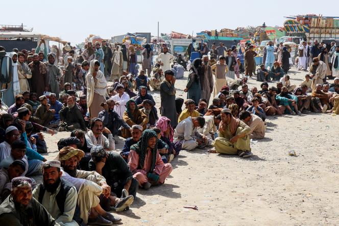 أفغان ينتظرون أثناء محاولتهم العودة إلى بلادهم، بعد أن أغلقت باكستان المعابر الحدودية التجارية مع أفغانستان عقب تبادل إطلاق النار بين البلدين، عند معبر تشامان الحدودي، باكستان، 18 أكتوبر 2025.