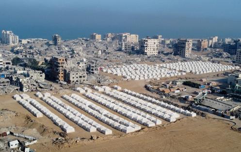 الخيام التي يستخدمها النازحون الفلسطينيون، بعد انسحاب القوات الإسرائيلية من المنطقة، في مدينة غزة، 24 أكتوبر، 2025.