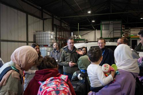 أطفال فلسطينيون مصابون وأقاربهم يرافقهم طاقم طبي بعد إجلائهم من قطاع غزة، في مطار زيوريخ، سويسرا، 24 أكتوبر، 2025.
