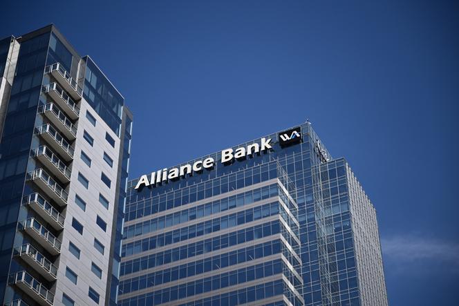 خارج المقر الرئيسي لشركة Western Alliance Bancorp في وسط مدينة فينيكس، أريزونا، 27 أبريل 2023.