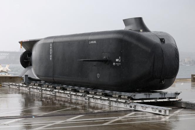 يتم عرض مركبة تحت الماء Anduril Ghost Shark ذاتية القيادة في القاعدة البحرية الملكية الأسترالية HMAS Kuttabul، سيدني، أستراليا، 10 سبتمبر 2025.