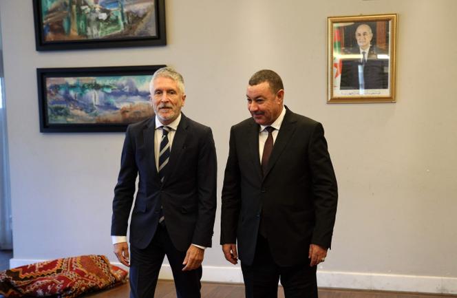 وزير الداخلية الإسباني فرناندو غراندي مارلاسكا ونظيره الجزائري سعيد سعيد في الجزائر العاصمة في 20 أكتوبر 2025.