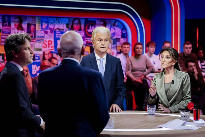 (من اليسار) هنري بونتنبال، زعيم الحزب الديمقراطي المسيحي (CDA)، فرانس تيمرمانز، زعيم حزب GroenLinks-PvdA، جيرت فيلدرز، زعيم حزب اليمين المتطرف الهولندي من أجل الحرية (PVV)، وديلان يسيلجوز، زعيم حزب الشعب من أجل الحرية والديمقراطية (VVD)، خلال مناظرة 