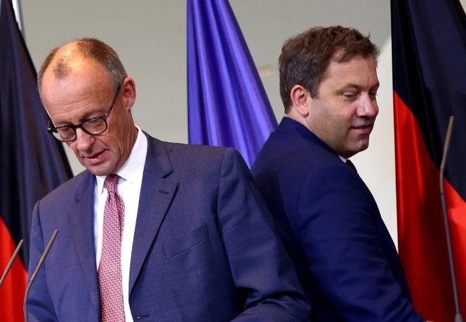 المستشار الألماني فريدريش ميرز (يسار) ووزير المالية لارس كلينجبيل في المستشارية في برلين، 9 أكتوبر 2025. 