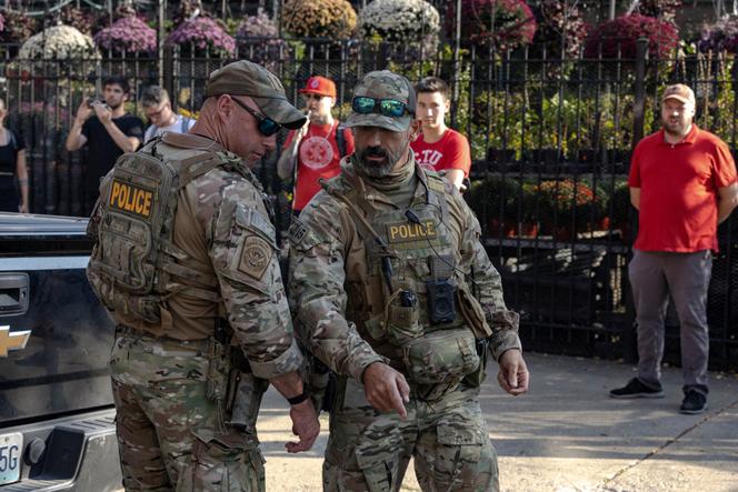 الوكلاء الفيدراليين أمام المتظاهرين السلميين في منطقة هومبولت بارك ، في شيكاغو ، 3 أكتوبر 2025.