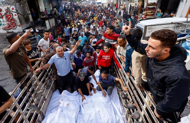 مشيعون حول جثث عائلة قُتلت في غارة إسرائيلية، بحسب خدمات الطوارئ، في النصيرات، وسط قطاع غزة، 29 أكتوبر، 2025. 