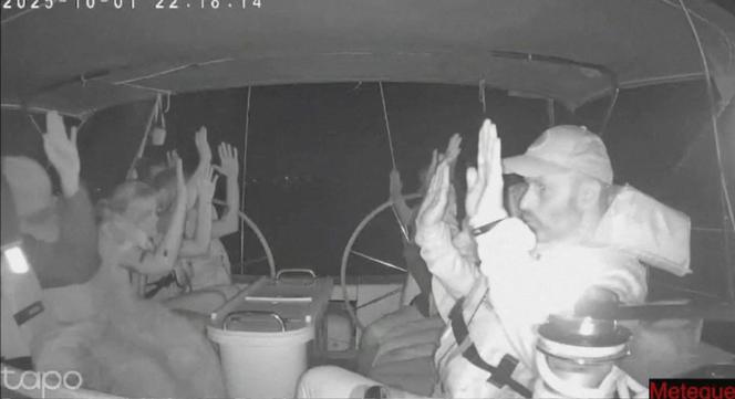 لقطة شاشة مقطع فيديو مباشر يوضح طاقم سفينة 