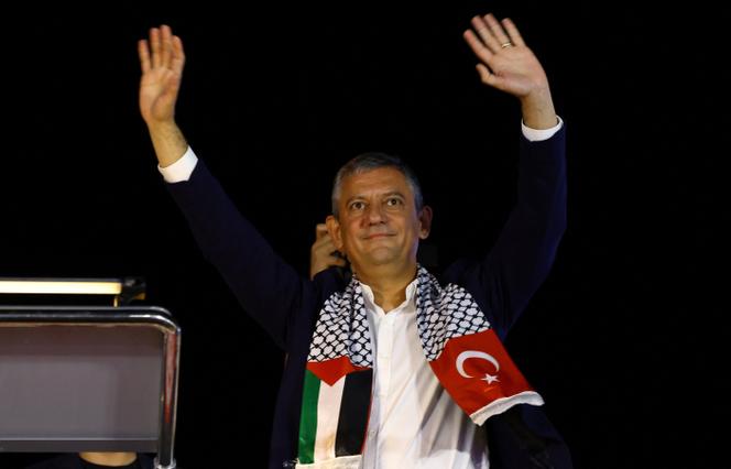 أوزغور أوزيل، زعيم حزب الشعب الجمهوري، يحيي أنصاره خلال مسيرة لدعم الشعب الفلسطيني، في إسطنبول، 24 سبتمبر، 2025. 
